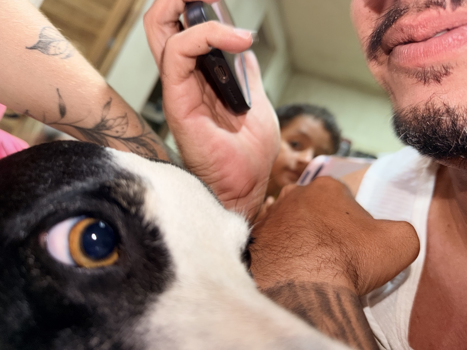 Um registro descontraído em casa, com o cachorro em primeiro plano.