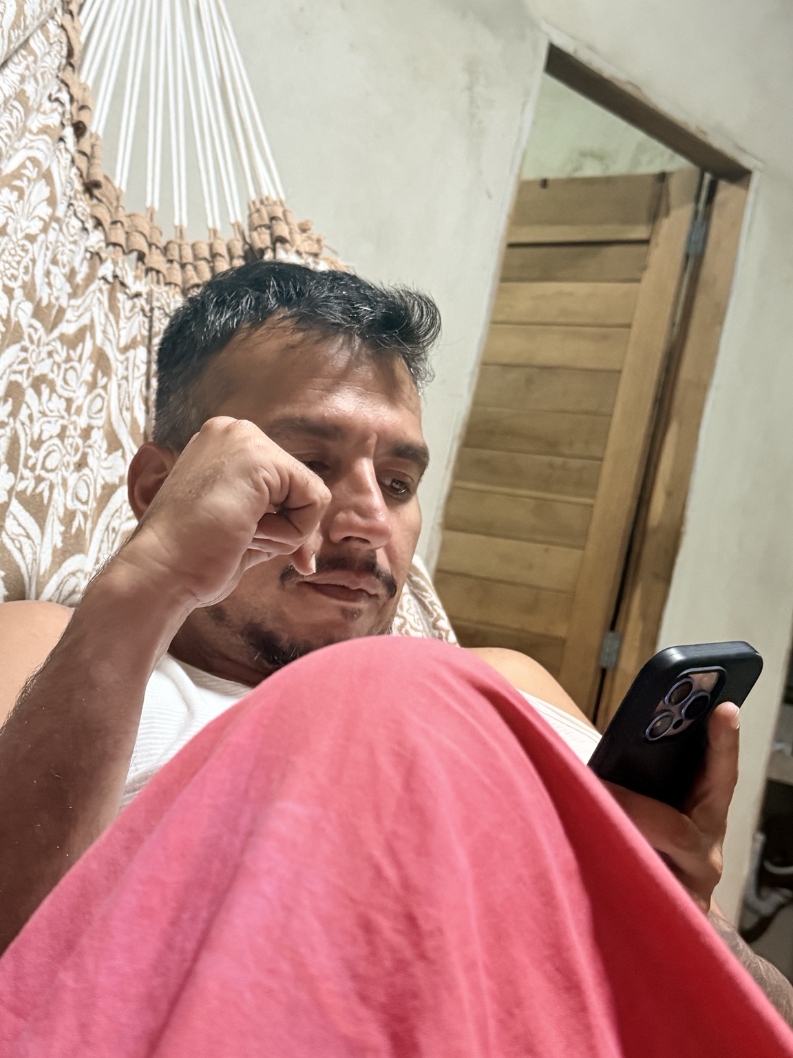 Um momento tranquilo de descanso na rede.