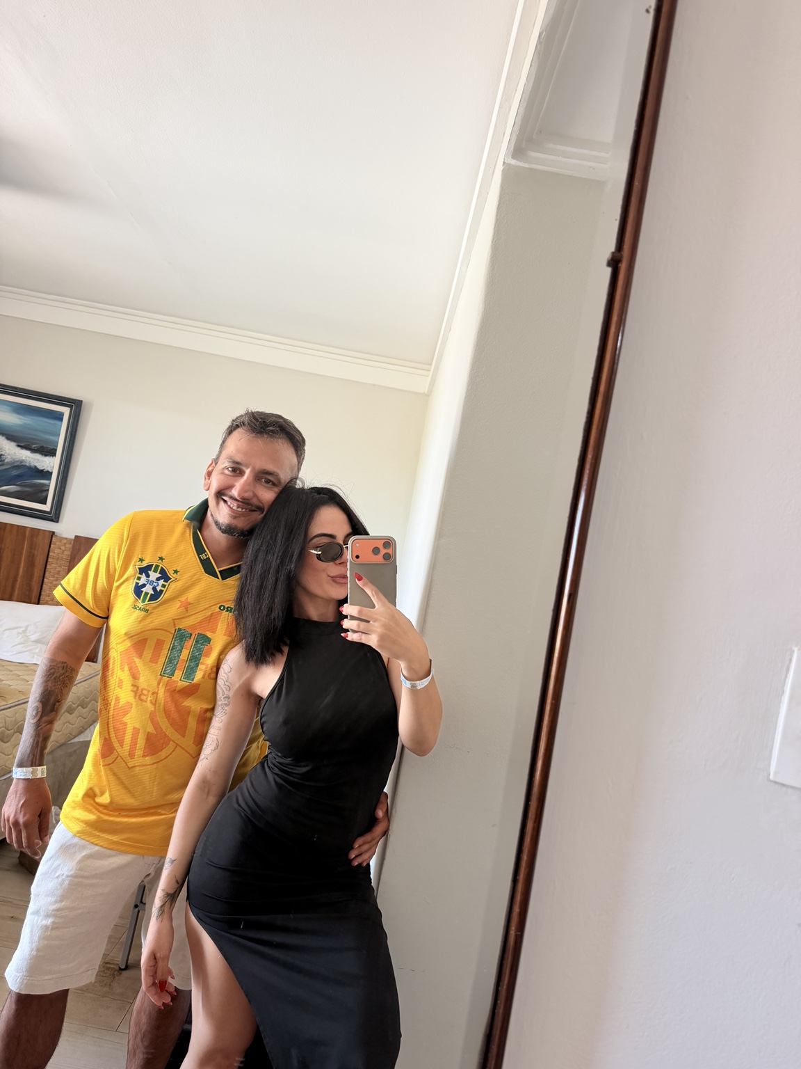 Maria Vitória e seu namorado juntos em uma foto no espelho.